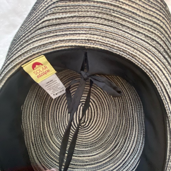 Sun hat brand new, never worn. 100% adjustable and foldable - Picture 3 of 4
